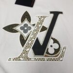weigou_179377_3_c51e0f6bff P75 💥 Louis vuitton/LV 25春夏最新款印花短袖圆领T恤~印花Logo精致升级~定制纯棉面料,极为亲肤舒适, 摸上去手感非常的柔软,质感很好,做工细致。完美体现立体感 符合品牌一贯的设计风格,整体非常不错!时尚品味T恤衫,而且内搭单穿都完全没问题!上身效果超赞👍 颜色:黑色 米白 码数: M-3XL( 下单请报身高体重)