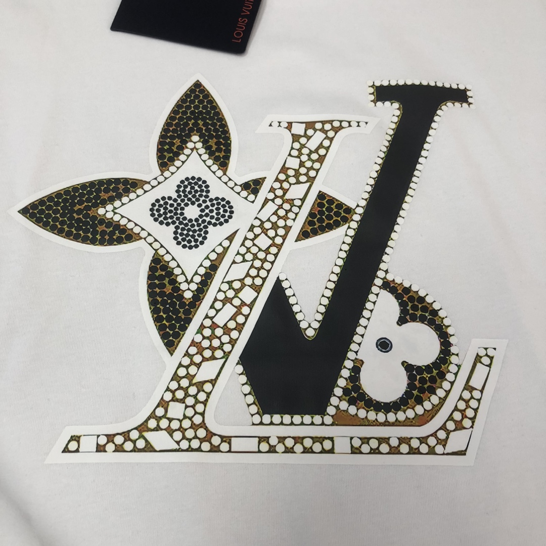 weigou_179377_3_c51e0f6bff P75 💥 Louis vuitton/LV 25春夏最新款印花短袖圆领T恤~印花Logo精致升级~定制纯棉面料,极为亲肤舒适, 摸上去手感非常的柔软,质感很好,做工细致。完美体现立体感 符合品牌一贯的设计风格,整体非常不错!时尚品味T恤衫,而且内搭单穿都完全没问题!上身效果超赞👍 颜色:黑色 米白 码数: M-3XL( 下单请报身高体重)