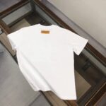 weigou_179377_6_97055b432c P75 💥 Louis vuitton/LV 25春夏最新款印花短袖圆领T恤~印花Logo精致升级~定制纯棉面料,极为亲肤舒适, 摸上去手感非常的柔软,质感很好,做工细致。完美体现立体感 符合品牌一贯的设计风格,整体非常不错!时尚品味T恤衫,而且内搭单穿都完全没问题!上身效果超赞👍 颜色:黑色 米白 码数: M-3XL( 下单请报身高体重)