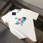 weigou_179412_0_6b2ae4412b P75 💥 Louis vuitton/LV 路易威登 夏季新款圆领短袖T恤!270克重磅高端纯棉面料,手感质感都极完美!修身裁剪设计干净利落!时尚又好看!走线做工非常精致!版型效果超赞!而且透气性能超强!任何年龄阶段都可轻松驾驭,男士衣橱里必备的单品。 颜色: 米白 黑色 码数:M-3XL (下单请报身高体重)