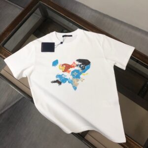 P75 💥 Louis vuitton/LV 路易威登 夏季新款圆领短袖T恤！270克重磅高端纯棉面料，手感质感都极完美！修身裁剪设计干净利落！时尚又好看！走线做工非常精致！版型效果超赞！而且透气性能超强！任何年龄阶段都可轻松驾驭，男士衣橱里必备的单品。 颜色： 米白 黑色 码数：M-3XL （下单请报身高体重）