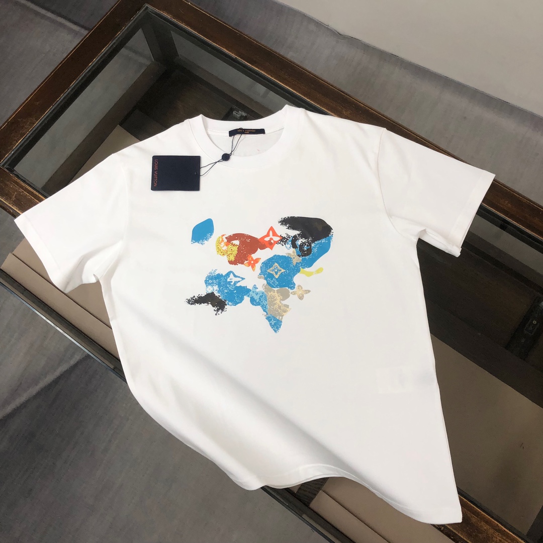 weigou_179412_0_6b2ae4412b P75 💥 Louis vuitton/LV 路易威登 夏季新款圆领短袖T恤!270克重磅高端纯棉面料,手感质感都极完美!修身裁剪设计干净利落!时尚又好看!走线做工非常精致!版型效果超赞!而且透气性能超强!任何年龄阶段都可轻松驾驭,男士衣橱里必备的单品。 颜色: 米白 黑色 码数:M-3XL (下单请报身高体重)