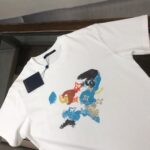 weigou_179412_1_74f017e08f P75 💥 Louis vuitton/LV 路易威登 夏季新款圆领短袖T恤!270克重磅高端纯棉面料,手感质感都极完美!修身裁剪设计干净利落!时尚又好看!走线做工非常精致!版型效果超赞!而且透气性能超强!任何年龄阶段都可轻松驾驭,男士衣橱里必备的单品。 颜色: 米白 黑色 码数:M-3XL (下单请报身高体重)