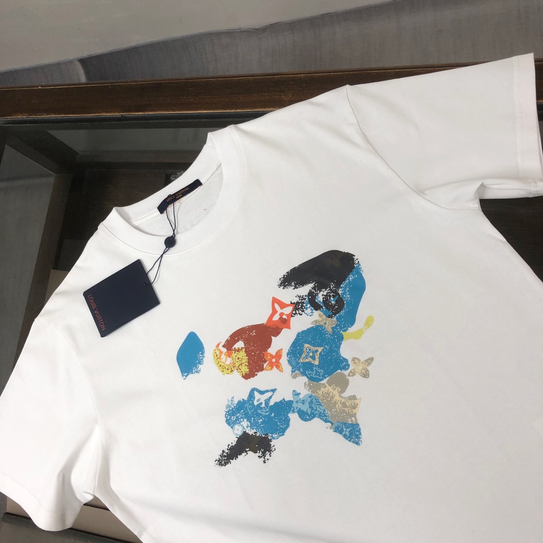 weigou_179412_1_74f017e08f P75 💥 Louis vuitton/LV 路易威登 夏季新款圆领短袖T恤!270克重磅高端纯棉面料,手感质感都极完美!修身裁剪设计干净利落!时尚又好看!走线做工非常精致!版型效果超赞!而且透气性能超强!任何年龄阶段都可轻松驾驭,男士衣橱里必备的单品。 颜色: 米白 黑色 码数:M-3XL (下单请报身高体重)