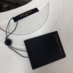 weigou_179412_2_91d0c25a66 P75 💥 Louis vuitton/LV 路易威登 夏季新款圆领短袖T恤!270克重磅高端纯棉面料,手感质感都极完美!修身裁剪设计干净利落!时尚又好看!走线做工非常精致!版型效果超赞!而且透气性能超强!任何年龄阶段都可轻松驾驭,男士衣橱里必备的单品。 颜色: 米白 黑色 码数:M-3XL (下单请报身高体重)