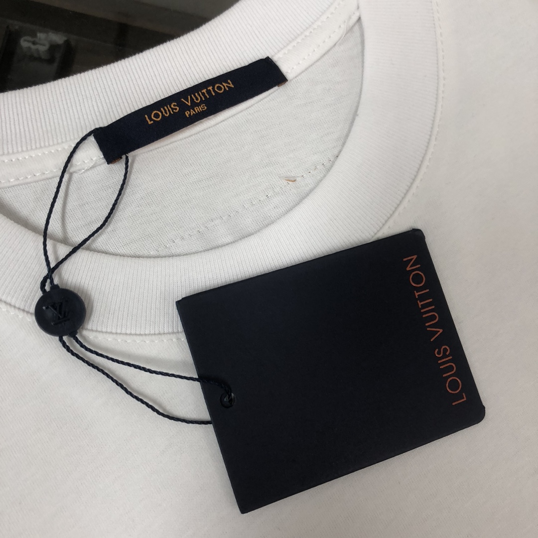 weigou_179412_2_91d0c25a66 P75 💥 Louis vuitton/LV 路易威登 夏季新款圆领短袖T恤!270克重磅高端纯棉面料,手感质感都极完美!修身裁剪设计干净利落!时尚又好看!走线做工非常精致!版型效果超赞!而且透气性能超强!任何年龄阶段都可轻松驾驭,男士衣橱里必备的单品。 颜色: 米白 黑色 码数:M-3XL (下单请报身高体重)