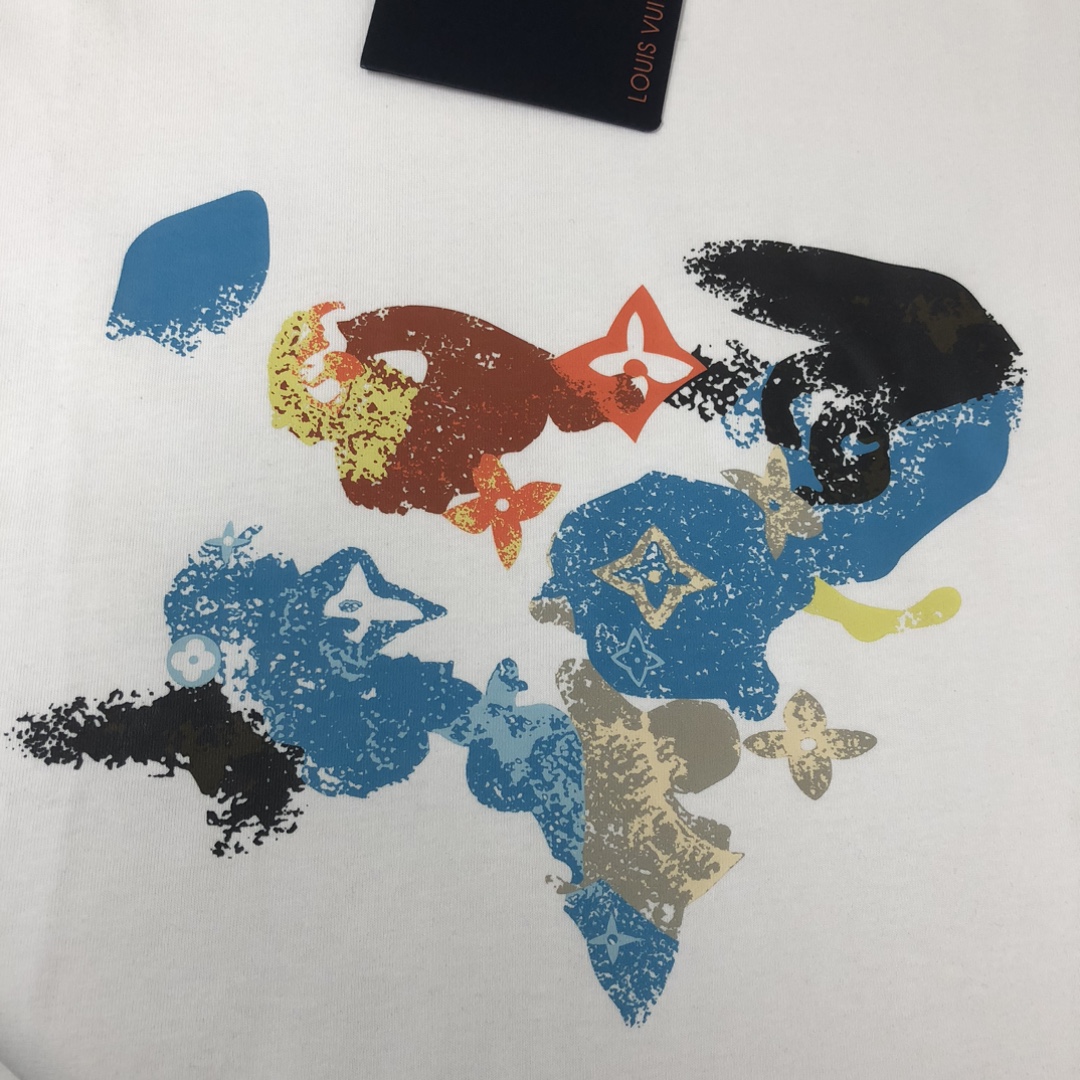 weigou_179412_3_107cdedd50 P75 💥 Louis vuitton/LV 路易威登 夏季新款圆领短袖T恤!270克重磅高端纯棉面料,手感质感都极完美!修身裁剪设计干净利落!时尚又好看!走线做工非常精致!版型效果超赞!而且透气性能超强!任何年龄阶段都可轻松驾驭,男士衣橱里必备的单品。 颜色: 米白 黑色 码数:M-3XL (下单请报身高体重)