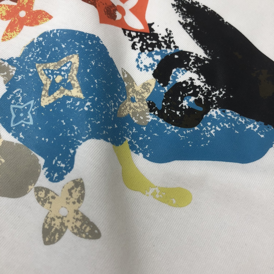weigou_179412_4_c2930b6384 P75 💥 Louis vuitton/LV 路易威登 夏季新款圆领短袖T恤!270克重磅高端纯棉面料,手感质感都极完美!修身裁剪设计干净利落!时尚又好看!走线做工非常精致!版型效果超赞!而且透气性能超强!任何年龄阶段都可轻松驾驭,男士衣橱里必备的单品。 颜色: 米白 黑色 码数:M-3XL (下单请报身高体重)