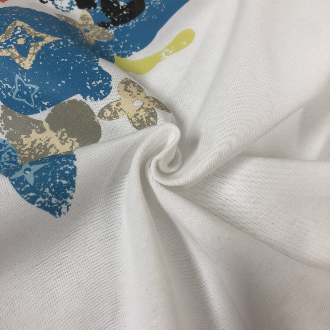 weigou_179412_5_3b149ec440 P75 💥 Louis vuitton/LV 路易威登 夏季新款圆领短袖T恤!270克重磅高端纯棉面料,手感质感都极完美!修身裁剪设计干净利落!时尚又好看!走线做工非常精致!版型效果超赞!而且透气性能超强!任何年龄阶段都可轻松驾驭,男士衣橱里必备的单品。 颜色: 米白 黑色 码数:M-3XL (下单请报身高体重)