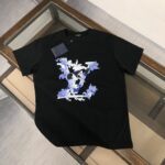 P75 💥 Louis vuitton/LV 路易威登 夏季新款圆领短袖T恤！270克重磅高端纯棉面料，手感质感都极完美！修身裁剪设计干净利落！时尚又好看！走线做工非常精致！版型效果超赞！而且透气性能超强！任何年龄阶段都可轻松驾驭，男士衣橱里必备的单品。 颜色： 米白 黑色 码数：M-3XL （下单请报身高体重）
