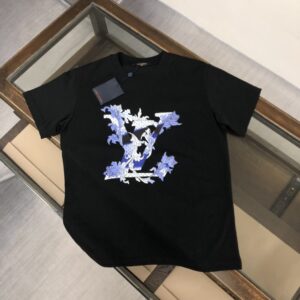 P75 💥 Louis vuitton/LV 路易威登 夏季新款圆领短袖T恤！270克重磅高端纯棉面料，手感质感都极完美！修身裁剪设计干净利落！时尚又好看！走线做工非常精致！版型效果超赞！而且透气性能超强！任何年龄阶段都可轻松驾驭，男士衣橱里必备的单品。 颜色： 米白 黑色 码数：M-3XL （下单请报身高体重）