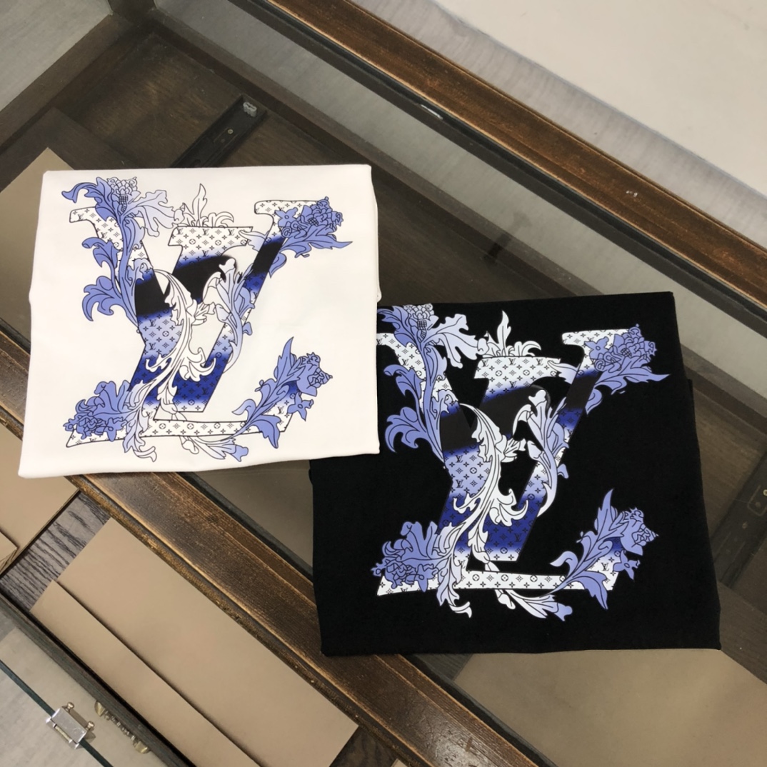 P75 💥 Louis vuitton/LV 路易威登 夏季新款圆领短袖T恤！270克重磅高端纯棉面料，手感质感都极完美！修身裁剪设计干净利落！时尚又好看！走线做工非常精致！版型效果超赞！而且透气性能超强！任何年龄阶段都可轻松驾驭，男士衣橱里必备的单品。 颜色： 米白 黑色 码数：M-3XL （下单请报身高体重）