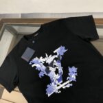 P75 💥 Louis vuitton/LV 路易威登 夏季新款圆领短袖T恤！270克重磅高端纯棉面料，手感质感都极完美！修身裁剪设计干净利落！时尚又好看！走线做工非常精致！版型效果超赞！而且透气性能超强！任何年龄阶段都可轻松驾驭，男士衣橱里必备的单品。 颜色： 米白 黑色 码数：M-3XL （下单请报身高体重）