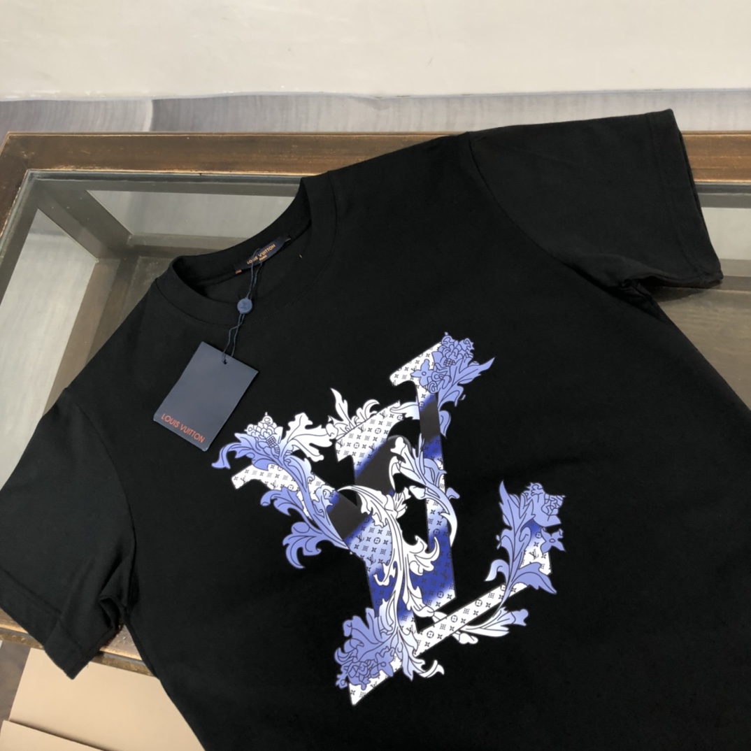P75 💥 Louis vuitton/LV 路易威登 夏季新款圆领短袖T恤！270克重磅高端纯棉面料，手感质感都极完美！修身裁剪设计干净利落！时尚又好看！走线做工非常精致！版型效果超赞！而且透气性能超强！任何年龄阶段都可轻松驾驭，男士衣橱里必备的单品。 颜色： 米白 黑色 码数：M-3XL （下单请报身高体重）