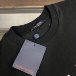 P75 💥 Louis vuitton/LV 路易威登 夏季新款圆领短袖T恤！270克重磅高端纯棉面料，手感质感都极完美！修身裁剪设计干净利落！时尚又好看！走线做工非常精致！版型效果超赞！而且透气性能超强！任何年龄阶段都可轻松驾驭，男士衣橱里必备的单品。 颜色： 米白 黑色 码数：M-3XL （下单请报身高体重）