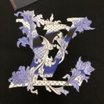 P75 💥 Louis vuitton/LV 路易威登 夏季新款圆领短袖T恤！270克重磅高端纯棉面料，手感质感都极完美！修身裁剪设计干净利落！时尚又好看！走线做工非常精致！版型效果超赞！而且透气性能超强！任何年龄阶段都可轻松驾驭，男士衣橱里必备的单品。 颜色： 米白 黑色 码数：M-3XL （下单请报身高体重）