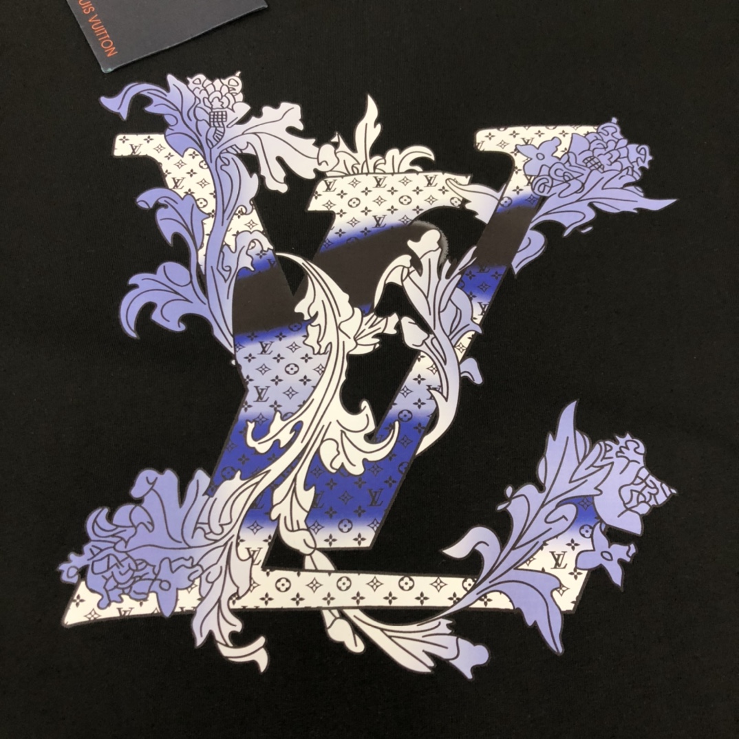 P75 💥 Louis vuitton/LV 路易威登 夏季新款圆领短袖T恤！270克重磅高端纯棉面料，手感质感都极完美！修身裁剪设计干净利落！时尚又好看！走线做工非常精致！版型效果超赞！而且透气性能超强！任何年龄阶段都可轻松驾驭，男士衣橱里必备的单品。 颜色： 米白 黑色 码数：M-3XL （下单请报身高体重）