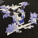 P75 💥 Louis vuitton/LV 路易威登 夏季新款圆领短袖T恤！270克重磅高端纯棉面料，手感质感都极完美！修身裁剪设计干净利落！时尚又好看！走线做工非常精致！版型效果超赞！而且透气性能超强！任何年龄阶段都可轻松驾驭，男士衣橱里必备的单品。 颜色： 米白 黑色 码数：M-3XL （下单请报身高体重）