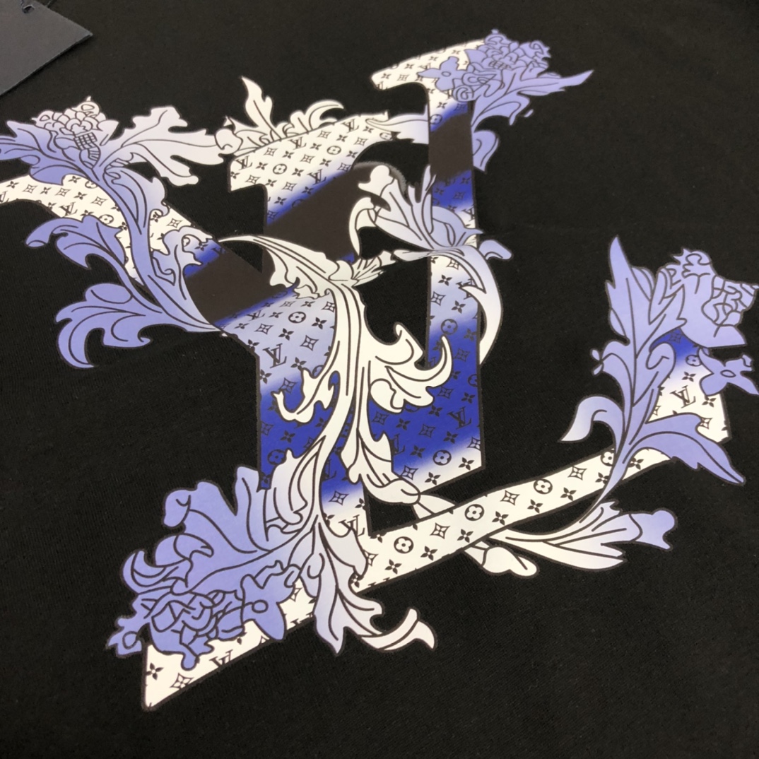 P75 💥 Louis vuitton/LV 路易威登 夏季新款圆领短袖T恤！270克重磅高端纯棉面料，手感质感都极完美！修身裁剪设计干净利落！时尚又好看！走线做工非常精致！版型效果超赞！而且透气性能超强！任何年龄阶段都可轻松驾驭，男士衣橱里必备的单品。 颜色： 米白 黑色 码数：M-3XL （下单请报身高体重）