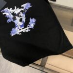 P75 💥 Louis vuitton/LV 路易威登 夏季新款圆领短袖T恤！270克重磅高端纯棉面料，手感质感都极完美！修身裁剪设计干净利落！时尚又好看！走线做工非常精致！版型效果超赞！而且透气性能超强！任何年龄阶段都可轻松驾驭，男士衣橱里必备的单品。 颜色： 米白 黑色 码数：M-3XL （下单请报身高体重）