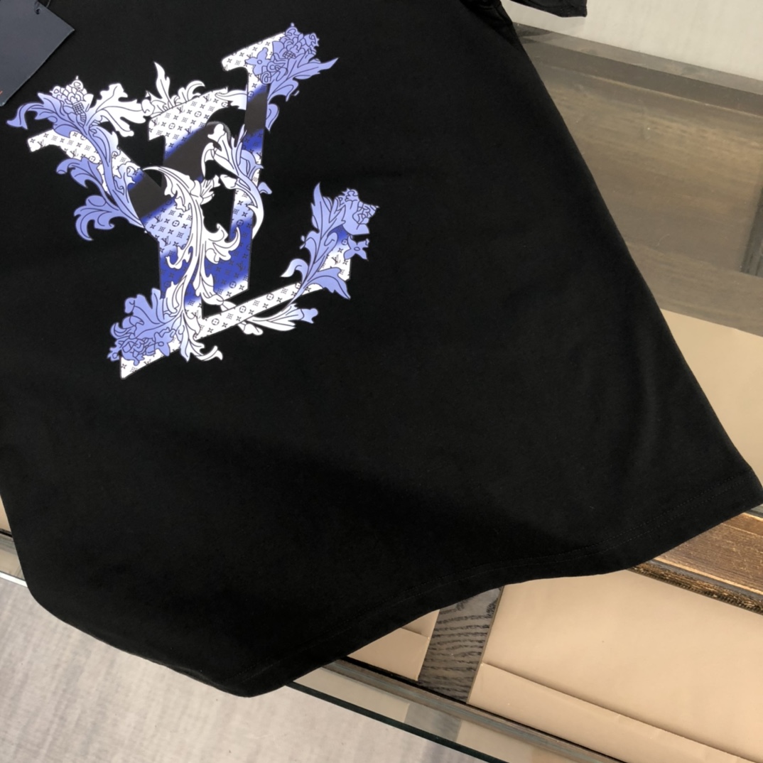 P75 💥 Louis vuitton/LV 路易威登 夏季新款圆领短袖T恤！270克重磅高端纯棉面料，手感质感都极完美！修身裁剪设计干净利落！时尚又好看！走线做工非常精致！版型效果超赞！而且透气性能超强！任何年龄阶段都可轻松驾驭，男士衣橱里必备的单品。 颜色： 米白 黑色 码数：M-3XL （下单请报身高体重）