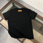 P75 💥 Louis vuitton/LV 路易威登 夏季新款圆领短袖T恤！270克重磅高端纯棉面料，手感质感都极完美！修身裁剪设计干净利落！时尚又好看！走线做工非常精致！版型效果超赞！而且透气性能超强！任何年龄阶段都可轻松驾驭，男士衣橱里必备的单品。 颜色： 米白 黑色 码数：M-3XL （下单请报身高体重）