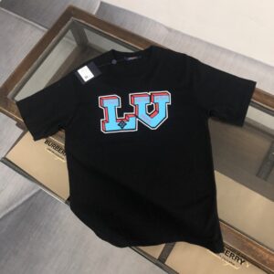 P75 💥 Louis vuitton/LV 路易威登 夏季新款圆领短袖T恤！270克重磅高端纯棉面料，手感质感都极完美！修身裁剪设计干净利落！时尚又好看！走线做工非常精致！版型效果超赞！而且透气性能超强！任何年龄阶段都可轻松驾驭，男士衣橱里必备的单品。 颜色： 米白 黑色 码数：M-3XL （下单请报身高体重）