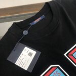 weigou_179460_3_4157834e53 P75 💥 Louis vuitton/LV 路易威登 夏季新款圆领短袖T恤!270克重磅高端纯棉面料,手感质感都极完美!修身裁剪设计干净利落!时尚又好看!走线做工非常精致!版型效果超赞!而且透气性能超强!任何年龄阶段都可轻松驾驭,男士衣橱里必备的单品。 颜色: 米白 黑色 码数:M-3XL (下单请报身高体重)