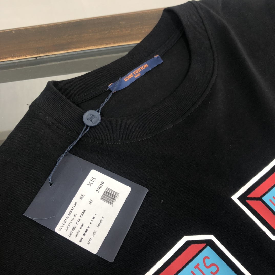weigou_179460_3_4157834e53 P75 💥 Louis vuitton/LV 路易威登 夏季新款圆领短袖T恤!270克重磅高端纯棉面料,手感质感都极完美!修身裁剪设计干净利落!时尚又好看!走线做工非常精致!版型效果超赞!而且透气性能超强!任何年龄阶段都可轻松驾驭,男士衣橱里必备的单品。 颜色: 米白 黑色 码数:M-3XL (下单请报身高体重)