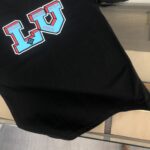 weigou_179460_6_bb0f313bc3 P75 💥 Louis vuitton/LV 路易威登 夏季新款圆领短袖T恤!270克重磅高端纯棉面料,手感质感都极完美!修身裁剪设计干净利落!时尚又好看!走线做工非常精致!版型效果超赞!而且透气性能超强!任何年龄阶段都可轻松驾驭,男士衣橱里必备的单品。 颜色: 米白 黑色 码数:M-3XL (下单请报身高体重)