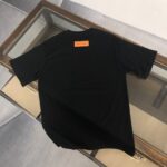 weigou_179460_7_91da07d6f2 P75 💥 Louis vuitton/LV 路易威登 夏季新款圆领短袖T恤!270克重磅高端纯棉面料,手感质感都极完美!修身裁剪设计干净利落!时尚又好看!走线做工非常精致!版型效果超赞!而且透气性能超强!任何年龄阶段都可轻松驾驭,男士衣橱里必备的单品。 颜色: 米白 黑色 码数:M-3XL (下单请报身高体重)
