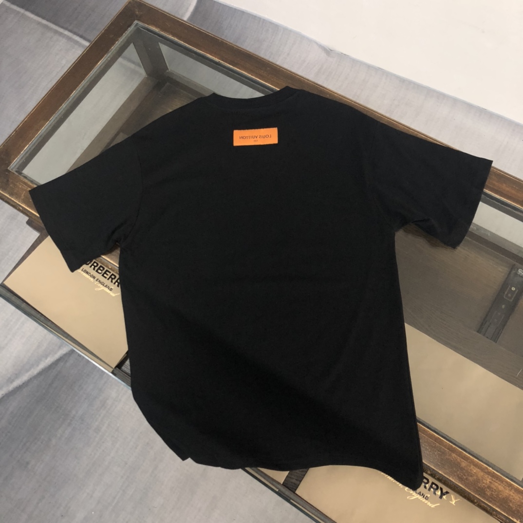 weigou_179460_7_91da07d6f2 P75 💥 Louis vuitton/LV 路易威登 夏季新款圆领短袖T恤!270克重磅高端纯棉面料,手感质感都极完美!修身裁剪设计干净利落!时尚又好看!走线做工非常精致!版型效果超赞!而且透气性能超强!任何年龄阶段都可轻松驾驭,男士衣橱里必备的单品。 颜色: 米白 黑色 码数:M-3XL (下单请报身高体重)
