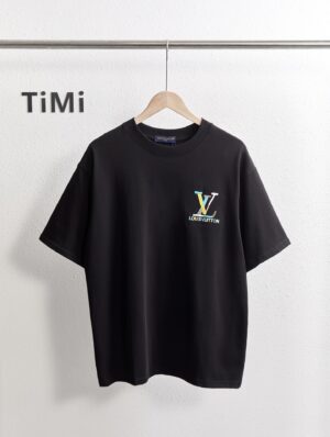 P70 款号TM1013 Louis Vuitton路易威登字母大标logo图案刺绣圆领短袖 面料：280克32支双纱纯棉面料 工艺：多色丝网刺绣工艺 螺纹同缸同色 整体不会有色差 当下热度爆款 男女情侣款 定制原版一致辅料 三标齐全 os宽松版型 最大可穿到200斤左右 颜色：黑色 白色 尺码：S M L XL