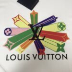 weigou_179492_4_117dd16ae5 P75 💥 LV 夏季新款圆领短袖T恤!270克重磅高端纯棉面料,手感质感都极完美!修身裁剪设计干净利落!时尚又好看!走线做工非常精致!版型效果超赞!而且透气性能超强!任何年龄阶段都可轻松驾驭,男士衣橱里必备的单品。 颜色: 米白 黑色 码数:M-3XL (下单请报身高体重)