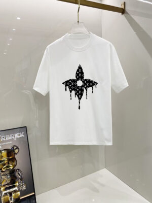 P70 路易威登 2026早春新款首发专柜最新款短袖圆领T恤 高端订制 设计前卫时尚！高端定制高支长绒棉面料.穿着舒适.专柜级别精致车线.做工精细.上身效果无敌帅气！型男必备单品！ 码数： S M L XL XXL 胸围：50 52 55 58 61 衣长：69 71 73 75 77 肩宽：48 50 53 56 58 袖长：22 23 24 尺寸由于手工测量，存在1-3CM左右的偏差