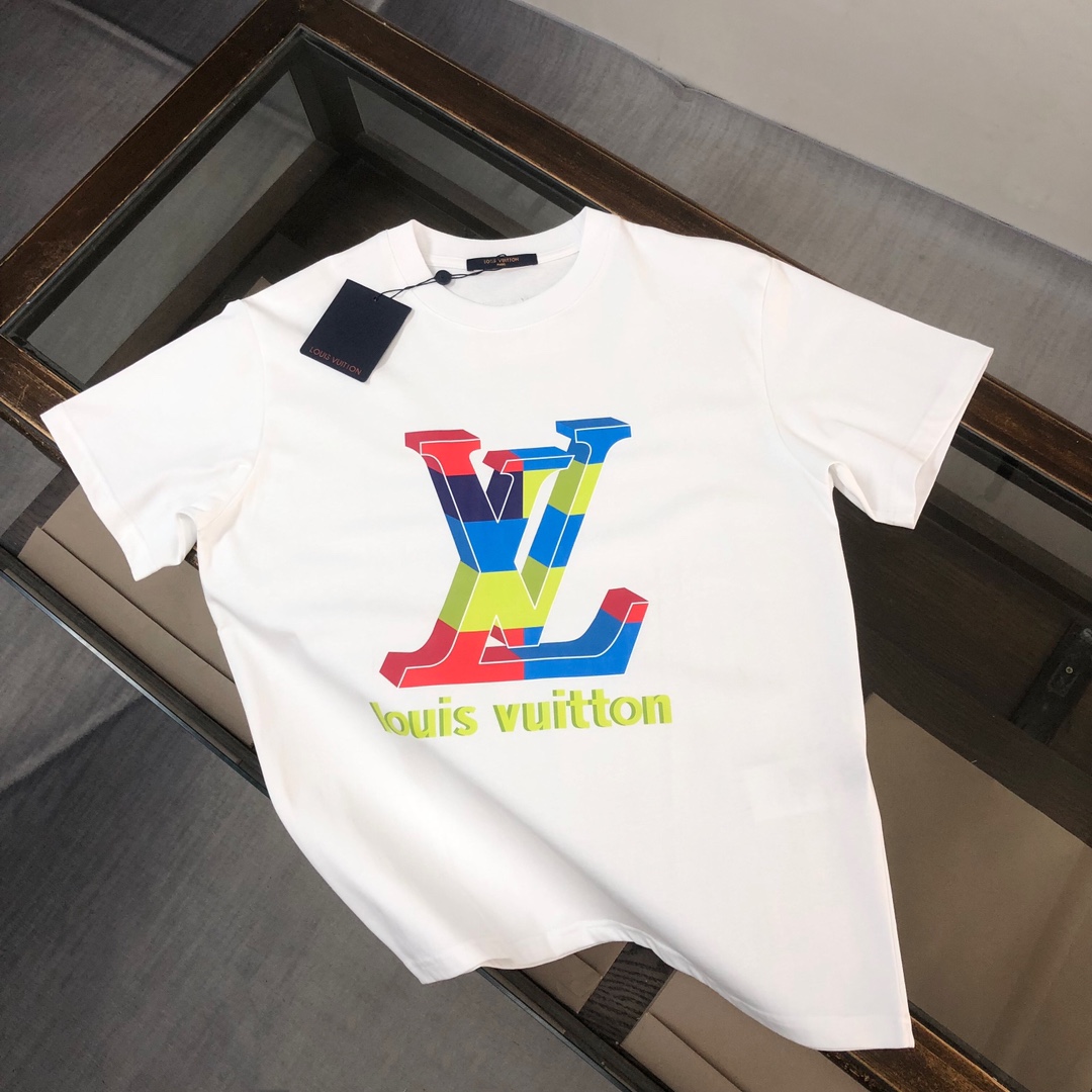 weigou_179521_0_cdffedbbdc P75 💥 Louis vuitton/LV 路易威登 夏季新款圆领短袖T恤!270克重磅高端纯棉面料,手感质感都极完美!修身裁剪设计干净利落!时尚又好看!走线做工非常精致!版型效果超赞!而且透气性能超强!任何年龄阶段都可轻松驾驭,男士衣橱里必备的单品。 颜色: 米白 黑色 码数:M-3XL (下单请报身高体重)