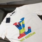 weigou_179521_1_287e4155d6 P75 💥 Louis vuitton/LV 路易威登 夏季新款圆领短袖T恤!270克重磅高端纯棉面料,手感质感都极完美!修身裁剪设计干净利落!时尚又好看!走线做工非常精致!版型效果超赞!而且透气性能超强!任何年龄阶段都可轻松驾驭,男士衣橱里必备的单品。 颜色: 米白 黑色 码数:M-3XL (下单请报身高体重)