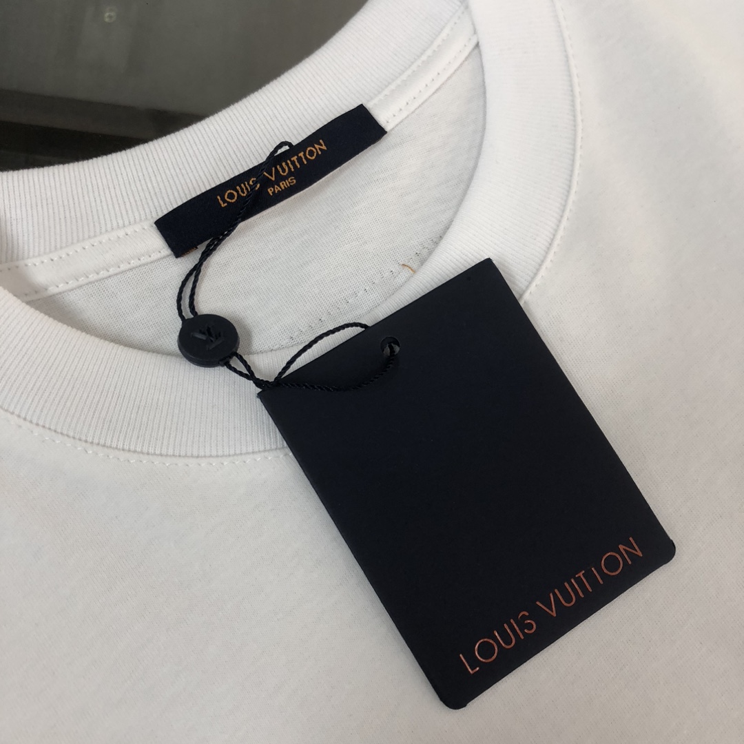 weigou_179521_2_85b59663bc P75 💥 Louis vuitton/LV 路易威登 夏季新款圆领短袖T恤!270克重磅高端纯棉面料,手感质感都极完美!修身裁剪设计干净利落!时尚又好看!走线做工非常精致!版型效果超赞!而且透气性能超强!任何年龄阶段都可轻松驾驭,男士衣橱里必备的单品。 颜色: 米白 黑色 码数:M-3XL (下单请报身高体重)