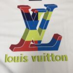 weigou_179521_3_e32feb293f P75 💥 Louis vuitton/LV 路易威登 夏季新款圆领短袖T恤!270克重磅高端纯棉面料,手感质感都极完美!修身裁剪设计干净利落!时尚又好看!走线做工非常精致!版型效果超赞!而且透气性能超强!任何年龄阶段都可轻松驾驭,男士衣橱里必备的单品。 颜色: 米白 黑色 码数:M-3XL (下单请报身高体重)