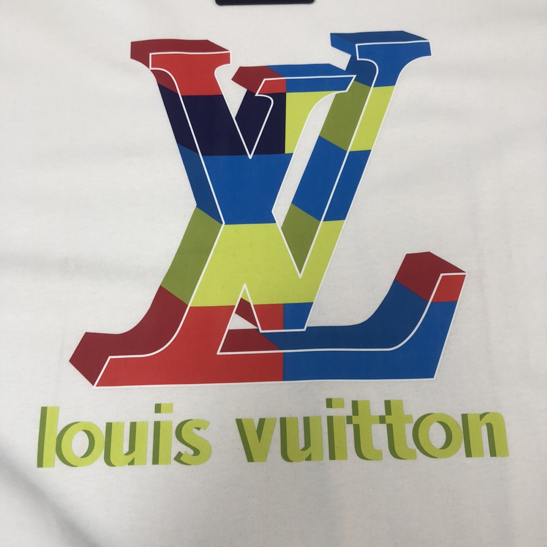 weigou_179521_3_e32feb293f P75 💥 Louis vuitton/LV 路易威登 夏季新款圆领短袖T恤!270克重磅高端纯棉面料,手感质感都极完美!修身裁剪设计干净利落!时尚又好看!走线做工非常精致!版型效果超赞!而且透气性能超强!任何年龄阶段都可轻松驾驭,男士衣橱里必备的单品。 颜色: 米白 黑色 码数:M-3XL (下单请报身高体重)