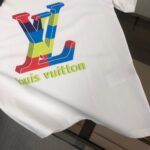 weigou_179521_5_d07cc7a6e6 P75 💥 Louis vuitton/LV 路易威登 夏季新款圆领短袖T恤!270克重磅高端纯棉面料,手感质感都极完美!修身裁剪设计干净利落!时尚又好看!走线做工非常精致!版型效果超赞!而且透气性能超强!任何年龄阶段都可轻松驾驭,男士衣橱里必备的单品。 颜色: 米白 黑色 码数:M-3XL (下单请报身高体重)