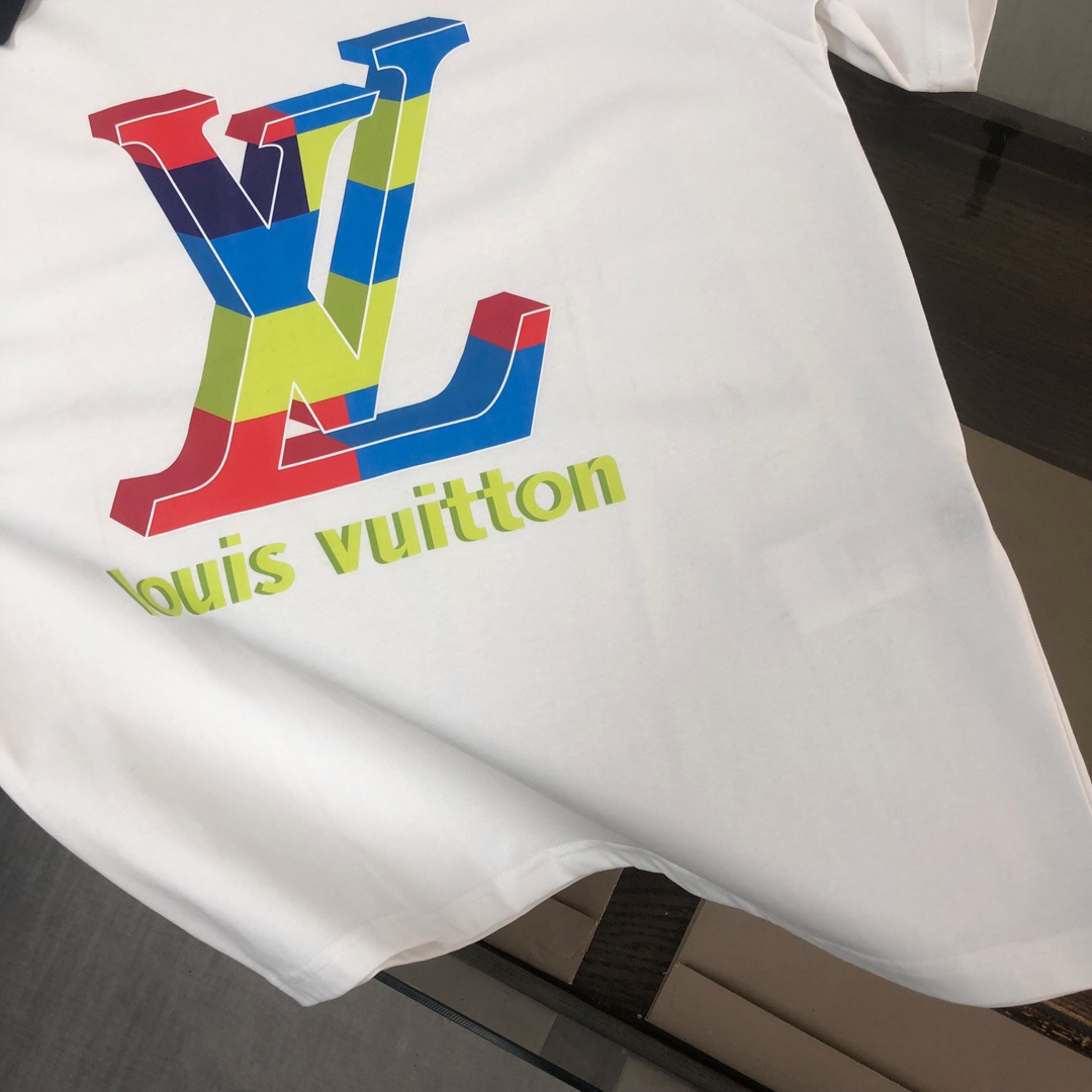 weigou_179521_5_d07cc7a6e6 P75 💥 Louis vuitton/LV 路易威登 夏季新款圆领短袖T恤!270克重磅高端纯棉面料,手感质感都极完美!修身裁剪设计干净利落!时尚又好看!走线做工非常精致!版型效果超赞!而且透气性能超强!任何年龄阶段都可轻松驾驭,男士衣橱里必备的单品。 颜色: 米白 黑色 码数:M-3XL (下单请报身高体重)