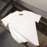 weigou_179521_6_4d5b18172a P75 💥 Louis vuitton/LV 路易威登 夏季新款圆领短袖T恤!270克重磅高端纯棉面料,手感质感都极完美!修身裁剪设计干净利落!时尚又好看!走线做工非常精致!版型效果超赞!而且透气性能超强!任何年龄阶段都可轻松驾驭,男士衣橱里必备的单品。 颜色: 米白 黑色 码数:M-3XL (下单请报身高体重)