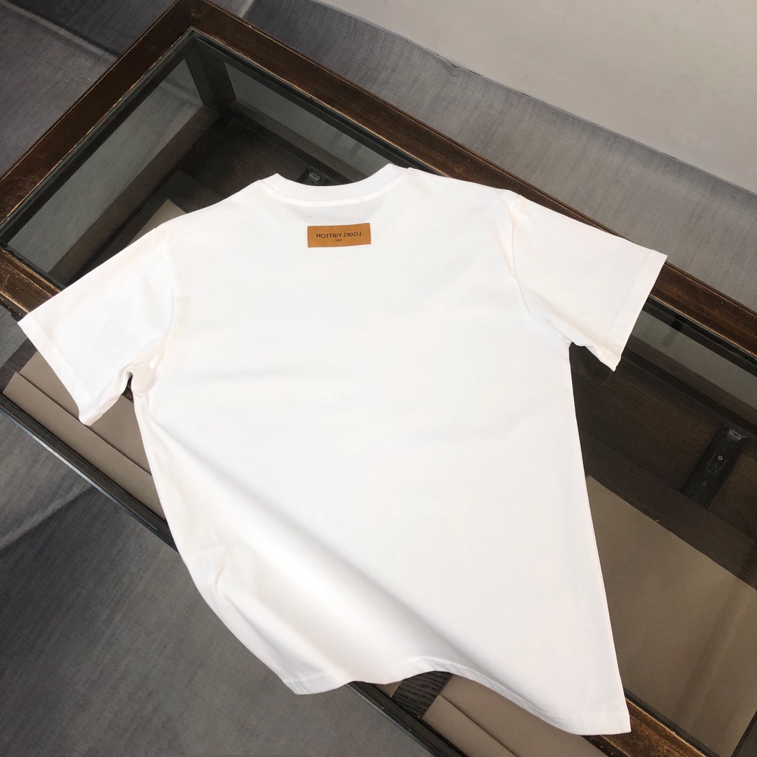 weigou_179521_6_4d5b18172a P75 💥 Louis vuitton/LV 路易威登 夏季新款圆领短袖T恤!270克重磅高端纯棉面料,手感质感都极完美!修身裁剪设计干净利落!时尚又好看!走线做工非常精致!版型效果超赞!而且透气性能超强!任何年龄阶段都可轻松驾驭,男士衣橱里必备的单品。 颜色: 米白 黑色 码数:M-3XL (下单请报身高体重)