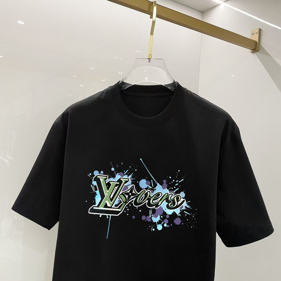 weigou_179534_2_8dd2391a29 P70 路易威登 2026早春新款首发专柜最新款短袖圆领T恤 高端订制 设计前卫时尚!高端定制高支长绒棉面料.穿着舒适.专柜级别精致车线.做工精细.上身效果无敌帅气!型男必备单品! 码数: S M L XL XXL 胸围:50 52 55 58 61 衣长:69 71 73 75 77 肩宽:48 50 53 56 58 袖长:22 23 24 尺寸由于手工测量,存在1-3CM左右的偏差