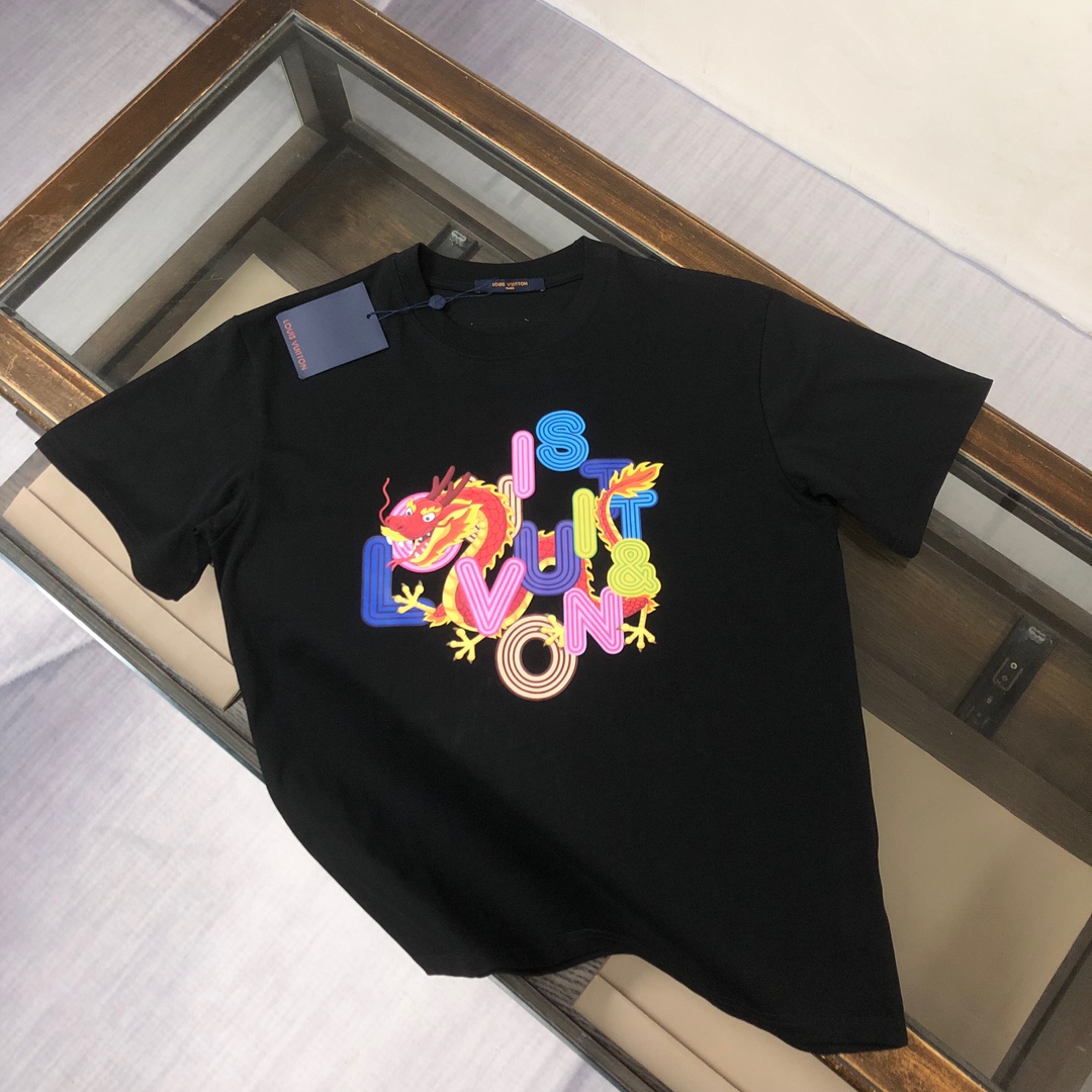 weigou_179549_0_c1adf12540 P75 💥 Louis vuitton/LV 路易威登 夏季新款圆领短袖T恤!270克重磅高端纯棉面料,手感质感都极完美!修身裁剪设计干净利落!时尚又好看!走线做工非常精致!版型效果超赞!而且透气性能超强!任何年龄阶段都可轻松驾驭,男士衣橱里必备的单品。 颜色: 米白 黑色 码数:M-3XL (下单请报身高体重)
