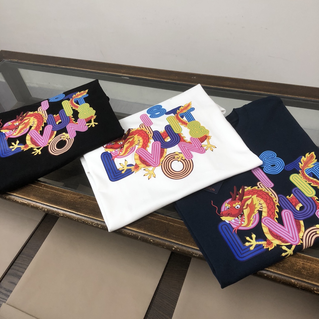 weigou_179549_1_83cf63e3d6 P75 💥 Louis vuitton/LV 路易威登 夏季新款圆领短袖T恤!270克重磅高端纯棉面料,手感质感都极完美!修身裁剪设计干净利落!时尚又好看!走线做工非常精致!版型效果超赞!而且透气性能超强!任何年龄阶段都可轻松驾驭,男士衣橱里必备的单品。 颜色: 米白 黑色 码数:M-3XL (下单请报身高体重)
