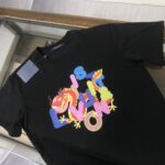 weigou_179549_2_3ed860bb2d P75 💥 Louis vuitton/LV 路易威登 夏季新款圆领短袖T恤!270克重磅高端纯棉面料,手感质感都极完美!修身裁剪设计干净利落!时尚又好看!走线做工非常精致!版型效果超赞!而且透气性能超强!任何年龄阶段都可轻松驾驭,男士衣橱里必备的单品。 颜色: 米白 黑色 码数:M-3XL (下单请报身高体重)