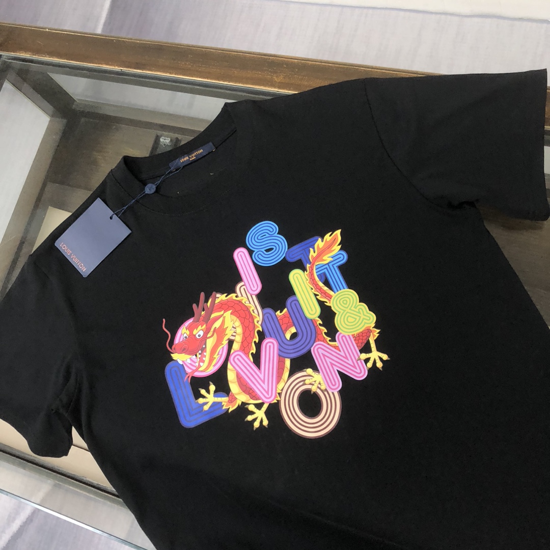 weigou_179549_2_3ed860bb2d P75 💥 Louis vuitton/LV 路易威登 夏季新款圆领短袖T恤!270克重磅高端纯棉面料,手感质感都极完美!修身裁剪设计干净利落!时尚又好看!走线做工非常精致!版型效果超赞!而且透气性能超强!任何年龄阶段都可轻松驾驭,男士衣橱里必备的单品。 颜色: 米白 黑色 码数:M-3XL (下单请报身高体重)