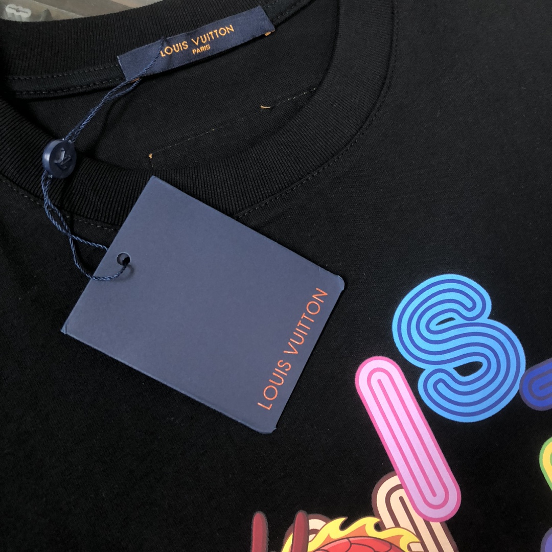 weigou_179549_3_2fe9bbedb9 P75 💥 Louis vuitton/LV 路易威登 夏季新款圆领短袖T恤!270克重磅高端纯棉面料,手感质感都极完美!修身裁剪设计干净利落!时尚又好看!走线做工非常精致!版型效果超赞!而且透气性能超强!任何年龄阶段都可轻松驾驭,男士衣橱里必备的单品。 颜色: 米白 黑色 码数:M-3XL (下单请报身高体重)